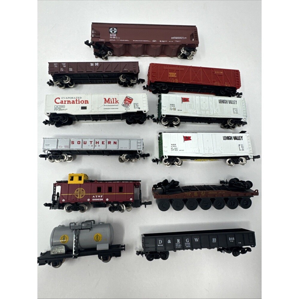 N Scale 11 Mixed Lot Freight Cars Carnation Milk Bachmann Lehigh Valley Santa Fe